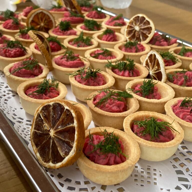 Kurutulmuş portakal süslemeli tartoletler